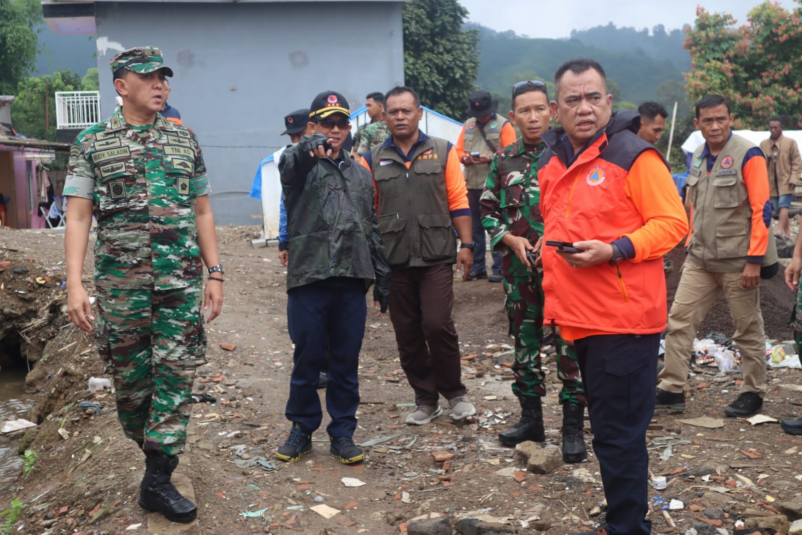 Kepala BNPB Letjen TNI Suharyanto beserta rombongan meninjau lokasi pembangunan rumah insitu di Desa Ciputri, Kecamatan Pacet, Kabupaten Cianjur, Jawa Barat pada Jumat (17/2).